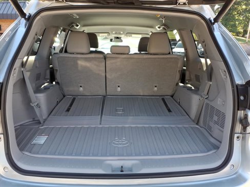 Used 2018 Toyota Highlander LE image 11