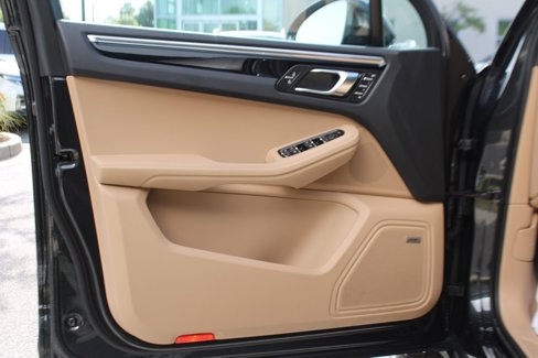 Certified 2024 Porsche Macan image 17