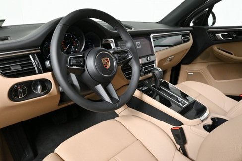 Certified 2025 Porsche Macan image 4