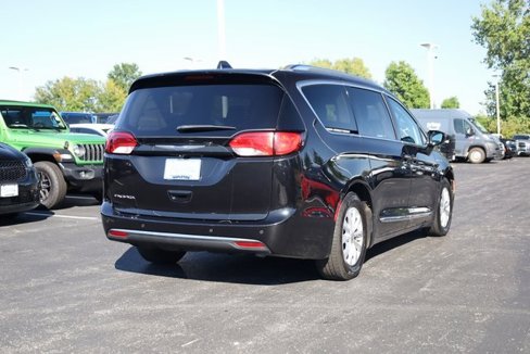 Used 2018 Chrysler Pacifica Touring-L image 4
