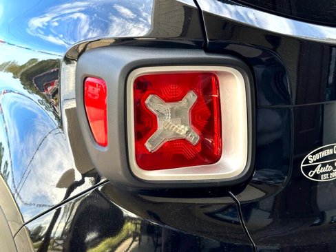 Used 2017 Jeep Renegade Limited image 10