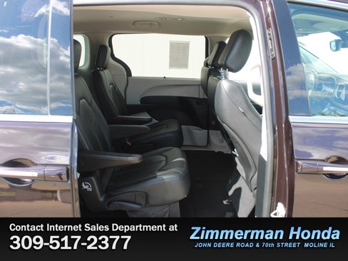 Used 2017 Chrysler Pacifica Touring-L image 9