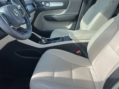 Used 2020 Volvo XC40 T5 Momentum w/ Protection Package Premier image 13