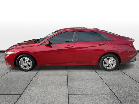 Used 2024 Hyundai Elantra SE image 2