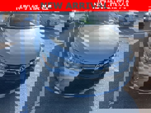 Used 2017 Toyota Camry SE image 2