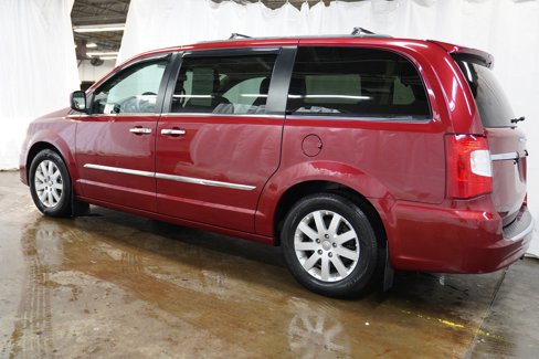 Used 2016 Chrysler Town & Country Touring w/ Driver Convenience Group image 9