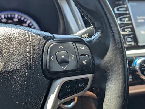 Used 2017 Toyota Highlander Limited image 24