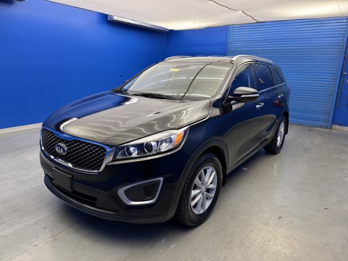 Used 2017 Kia Sorento LX w/ LX Convenience Package image 4