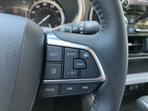 Used 2020 Toyota Highlander XLE image 22