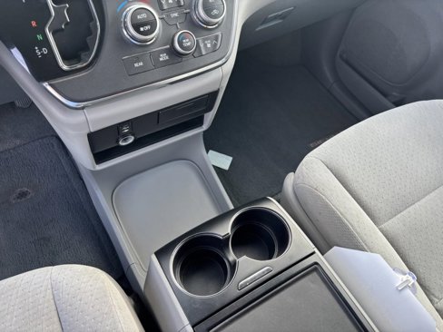 Used 2015 Toyota Sienna LE image 21