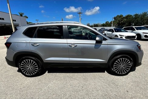 Certified 2025 Volkswagen Taos SE image 4