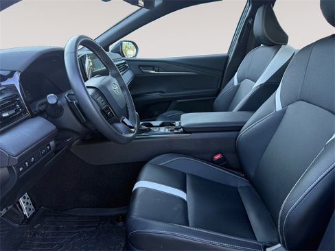 Used 2025 Toyota Camry SE image 9