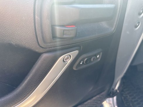 Used 2015 Jeep Wrangler Unlimited Sahara w/ Connectivity Group image 22