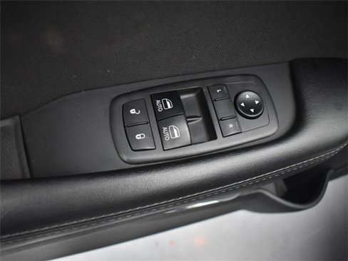 Used 2019 Dodge Challenger SXT image 9