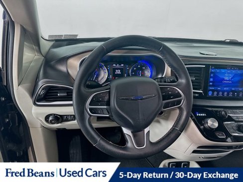 Used 2017 Chrysler Pacifica Touring-L image 20