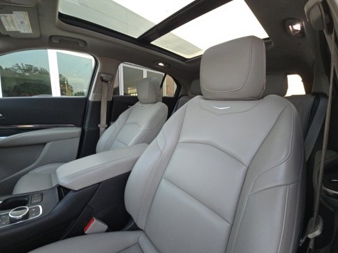 Used 2019 Cadillac XT4 Luxury w/ Cold Weather Package image 10