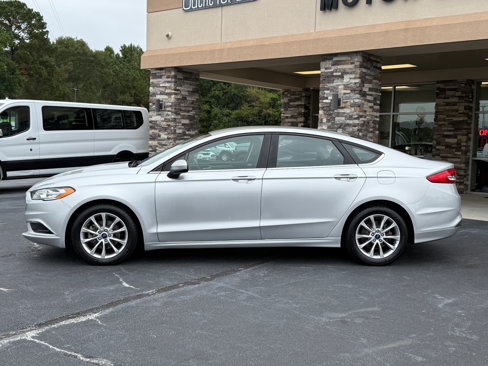 Used 2017 Ford Fusion SE w/ Fusion SE Technology Package image 2