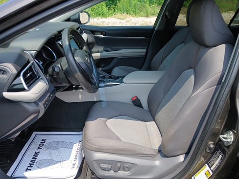 Used 2018 Toyota Camry LE image 9