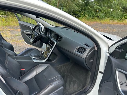 Used 2016 Volvo V60 T5 Cross Country image 12