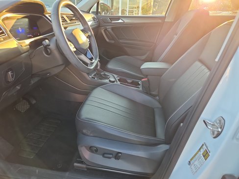 Used 2022 Volkswagen Tiguan SE image 12