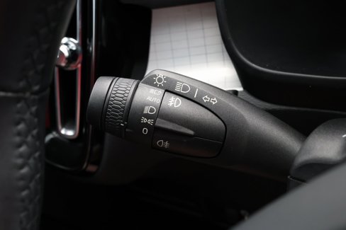Used 2022 Volvo XC40 T5 Momentum image 28