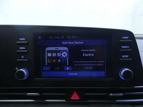 Used 2021 Hyundai Elantra SE image 11