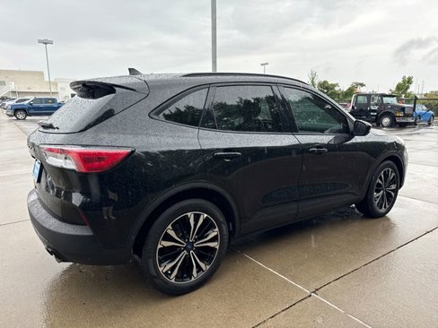 Used 2022 Ford Escape SE w/ SE Sport Appearance Package image 5