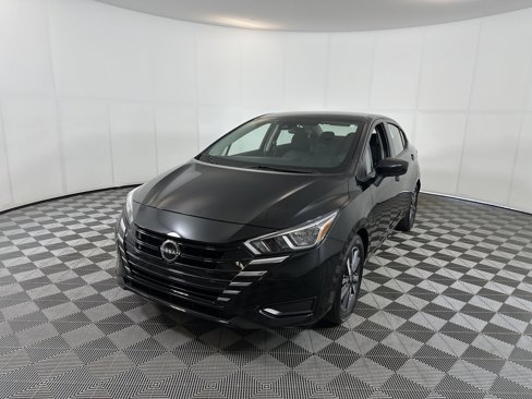 Used 2023 Nissan Versa SV image 2