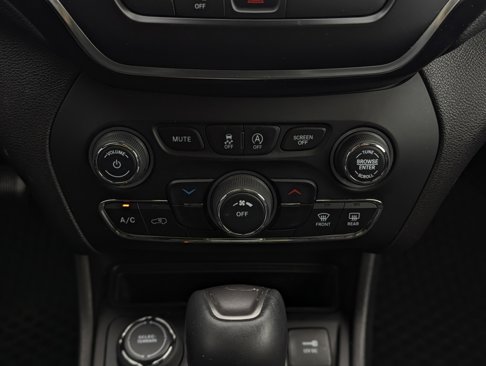 Used 2019 Jeep Cherokee Latitude Plus w/ Cold Weather Group image 39