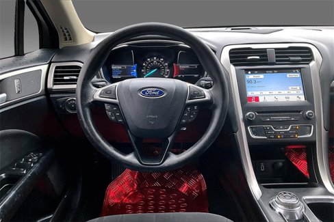 Used 2017 Ford Fusion SE w/ Fusion SE Technology Package image 2
