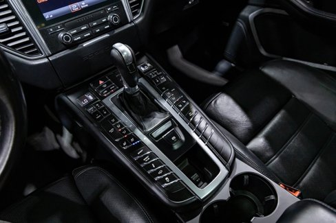 Used 2017 Porsche Macan Turbo image 13