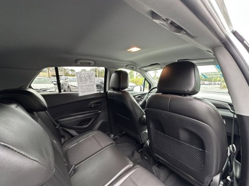 Used 2021 Chevrolet Trax LT w/ LT Convenience Package image 22