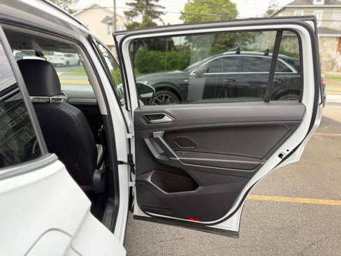 Used 2020 Volkswagen Tiguan SE image 24