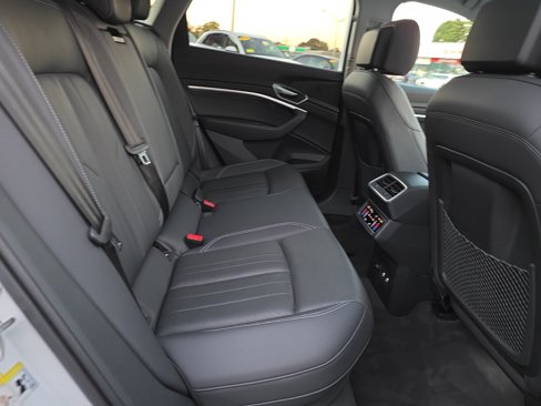 Used 2022 Audi e-tron Premium Plus w/ Premium Plus Package image 43
