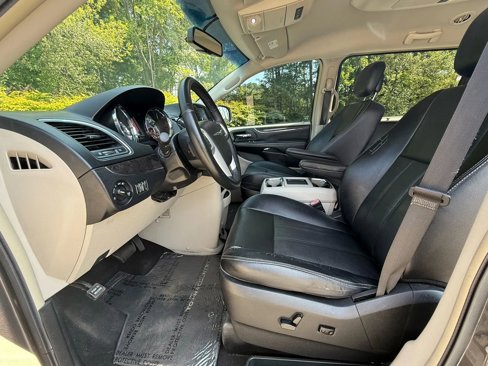 Used 2015 Chrysler Town & Country Touring w/ Driver Convenience Group image 18