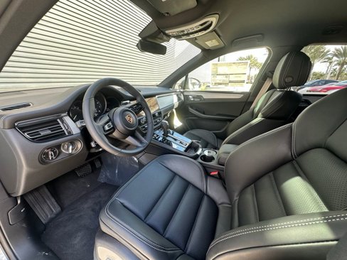 Used 2025 Porsche Macan image 4