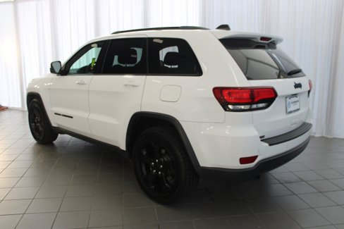 Used 2020 Jeep Grand Cherokee Laredo image 3