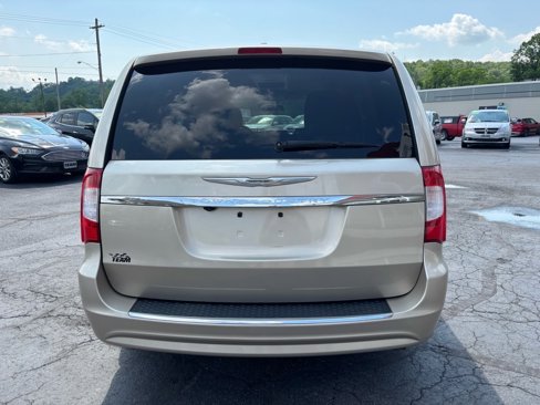 Used 2015 Chrysler Town & Country Touring image 6
