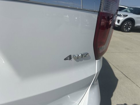 Used 2017 Ford Explorer XLT w/ Equipment Group 202A image 8
