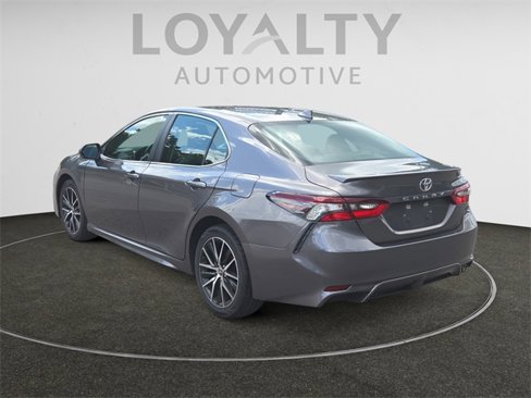 Used 2023 Toyota Camry SE image 3