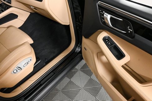 Used 2025 Porsche Macan image 26