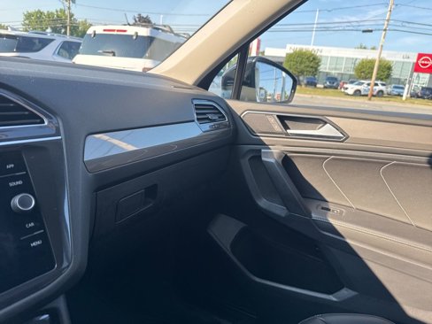 Used 2022 Volkswagen Tiguan SE image 44