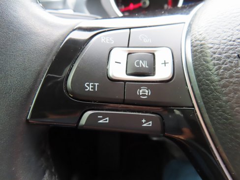 Used 2019 Volkswagen Tiguan SE image 17