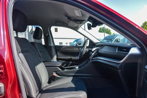 Certified 2023 Jeep Grand Cherokee Laredo image 9