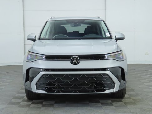 Certified 2025 Volkswagen Taos SE w/ Black Wheel Package image 3