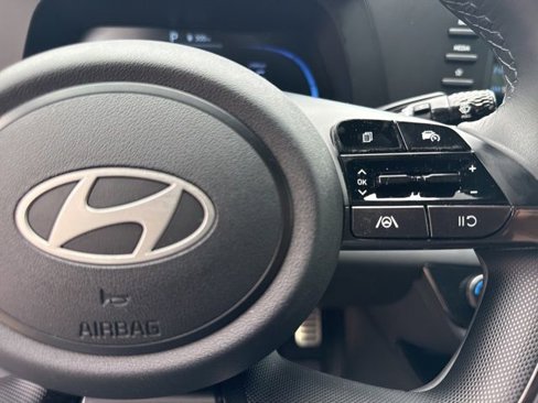 Certified 2025 Hyundai Elantra Sport image 38