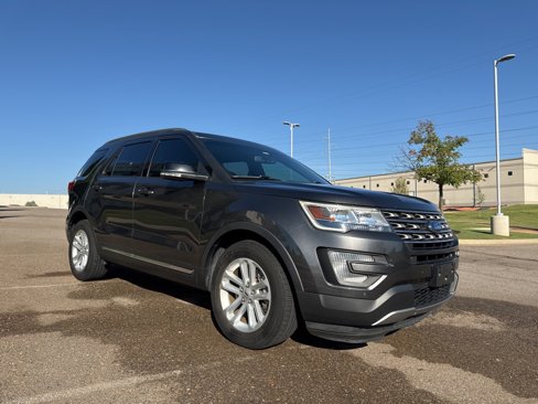 Used 2017 Ford Explorer XLT w/ Equipment Group 202A image 2