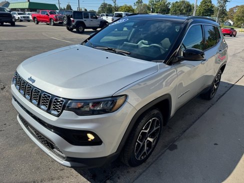 Used 2025 Jeep Compass Limited image 7