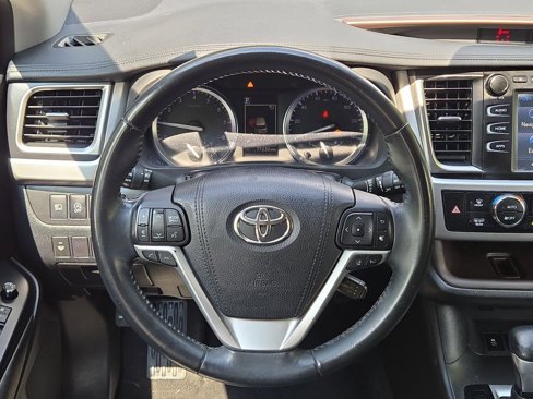 Used 2018 Toyota Highlander XLE image 17
