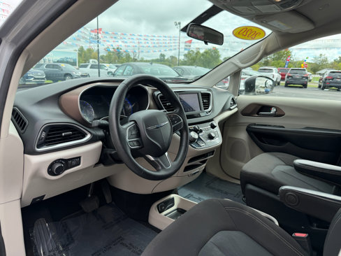 Used 2020 Chrysler Voyager LX image 13
